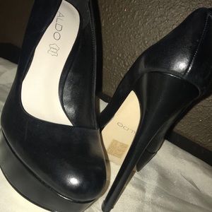 Black leathe pumps